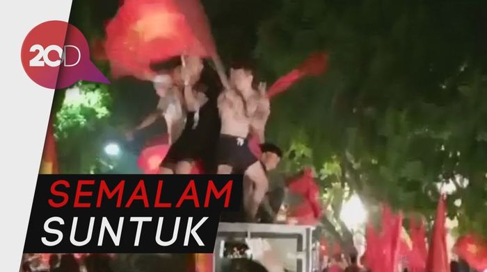 Pesta Warga Vietnam Sambut Tim Sepakbola Lolos Semifinal