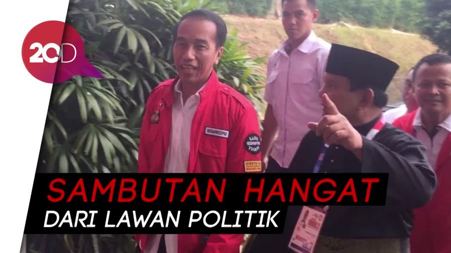 Saat Jokowi dan Prabowo Duduk Berdampingan di Padepokan Silat