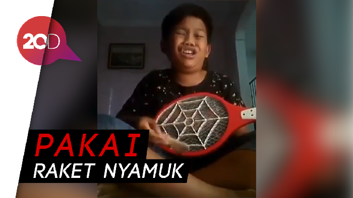  Gaya Bocah Ini Nyanyi Lagu Sedih Kocak Banget