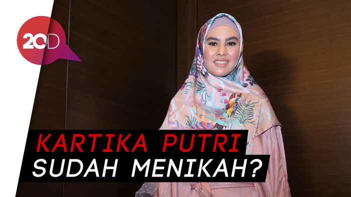 Kartika Putri Unggah Foto Genggam Tangan Pria dan #Halal