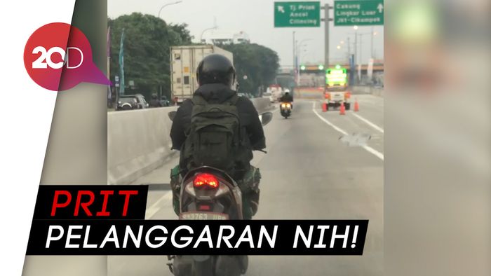 Pengendara Motor Bercelana Loreng Masuk Tol