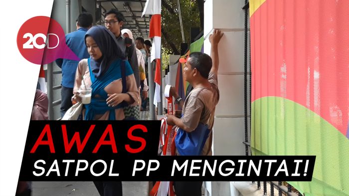 Rela Kucing-kucingan Demi Jual Pernak-pernik Asian Games