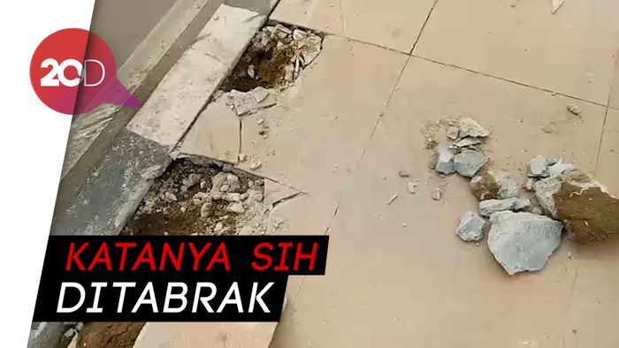 Kemolekan Trotoar di Jembatan Ampera Ternoda