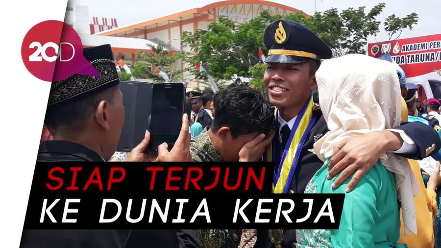 Wisuda Taruna Perkeretaapian Indonesia Diselimuti Haru