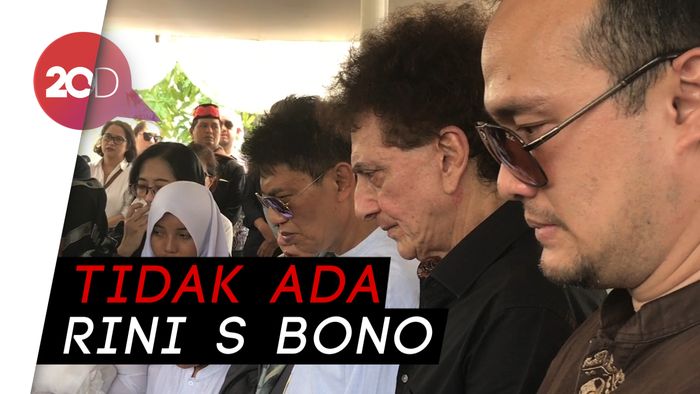 Ahmad Albar Antar Jenazah Putra Bungsunya ke Peristirahatan Terakhir