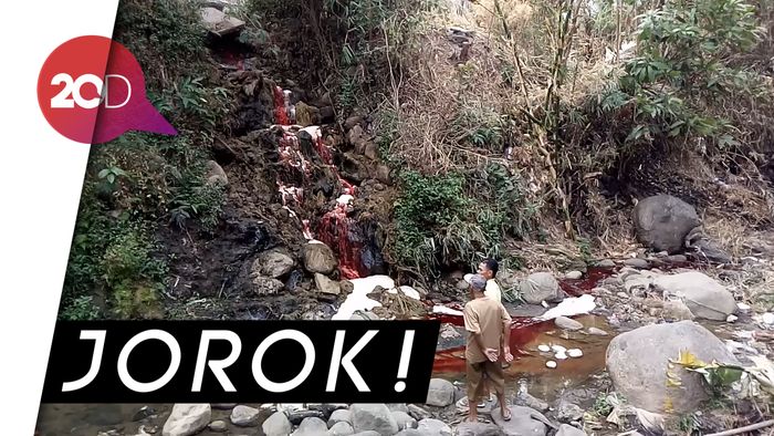 Duh, Air Sungai Berubah Jadi Merah Darah karena Tercemar Limbah