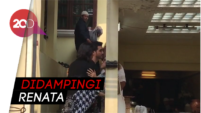 Fachri Albar Datang Melayat Adik Kandungnya