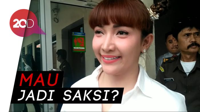 Ibunda Datang, Roro Fitria Terlihat Semringah 