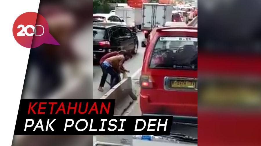 Mau Keluar Busway, Sopir Angkot Ini Nekat Bongkar Separator