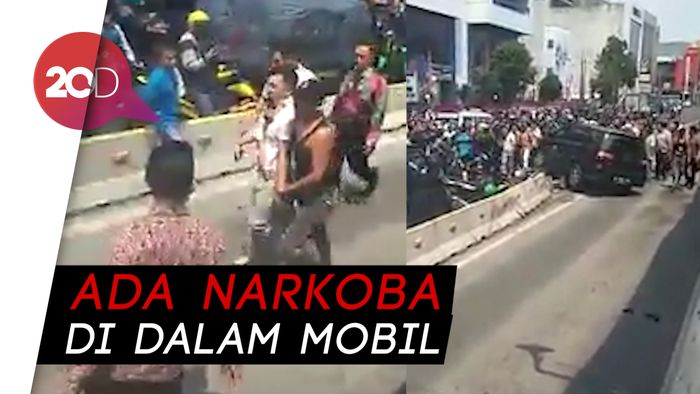 Mobil Diamuk Massa Gara-gara Tabrak Motor