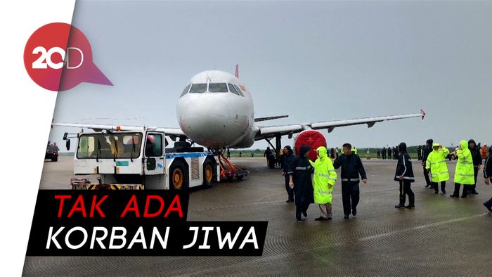 Pesawat China Mendarat Darurat Tanpa Dua Roda