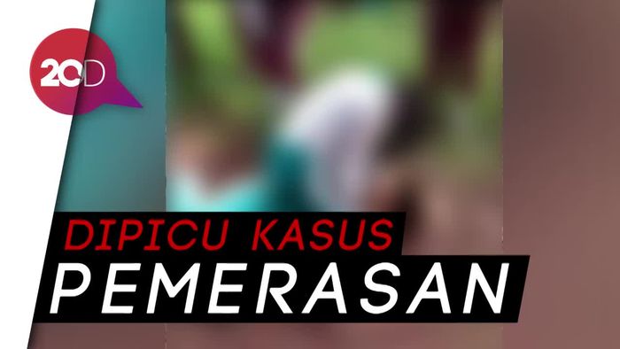 Saling Jambak, Pukul, dan Tendang Siswi SMP