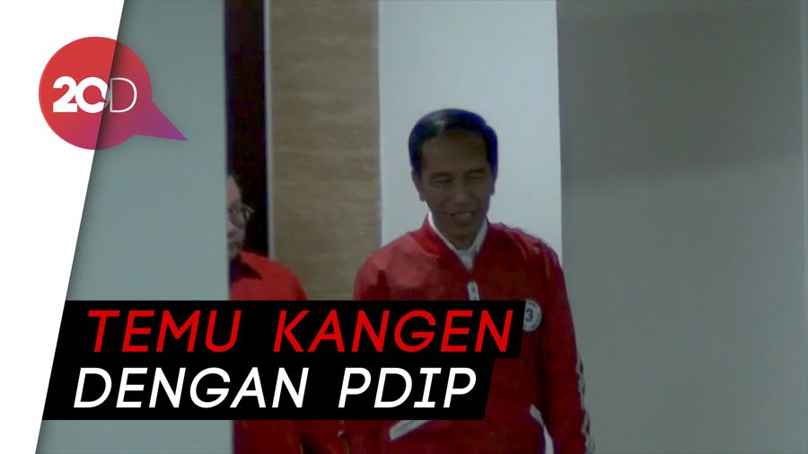 Sambangi PDIP, Jokowi Diberi Jaket Milenial oleh Megawati