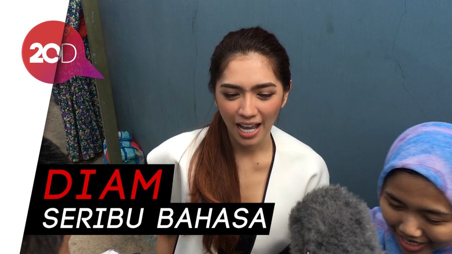Beredar Foto Mesra Angel Karamoy dengan Pria, Siapa Dia?