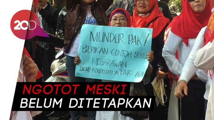 Emak-emak Militan Demo Minta Jokowi Cuti Nyapres