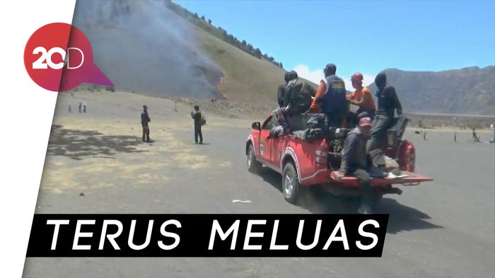 Hingga Pagi Ini, Api Masih Terlihat di Gunung Bromo