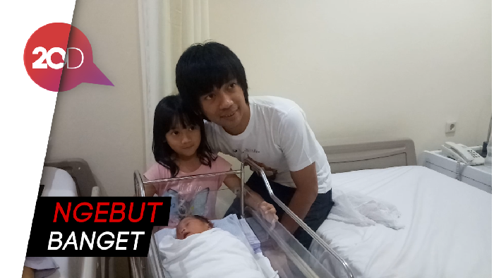 Rian dMasiv Ngebut dari Bogor demi Temani Istri Melahirkan