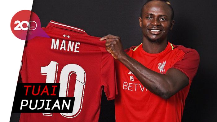 Salut! Sadio Mane Tertangkap Kamera Bersih-bersih Toilet Masjid