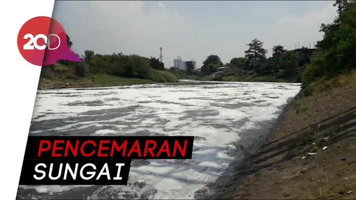 Waduh! Kali Bekasi Bau dan Berbusa