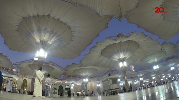 Detik-detik Mengembangnya Payung Indah Masjid Nabawi