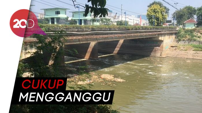 Kata Warga soal Kali Bekasi yang Berbusa dan Bau