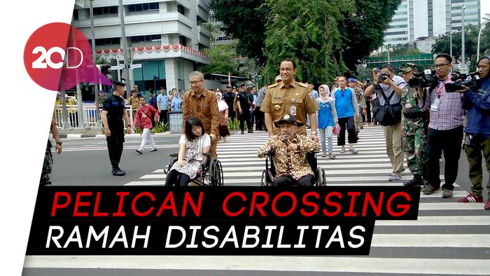 Saat Anies Bantu Penyandang Disabilitas Menyeberang Jalan