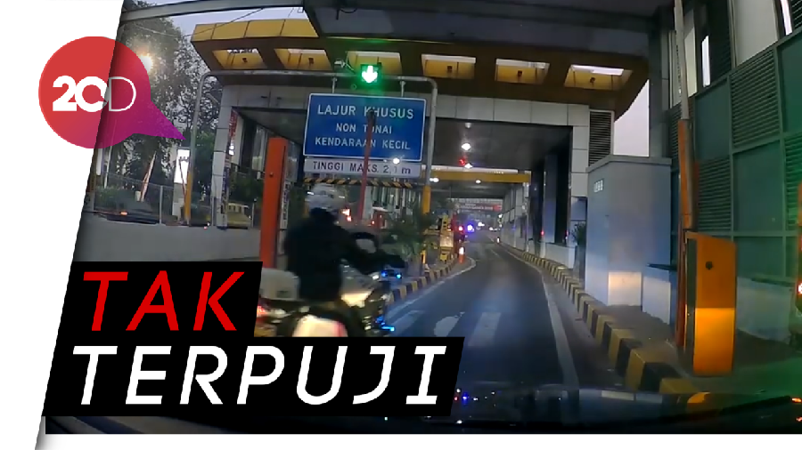 Viral Polisi Bermoge Serobot Mobil di Gerbang Tol