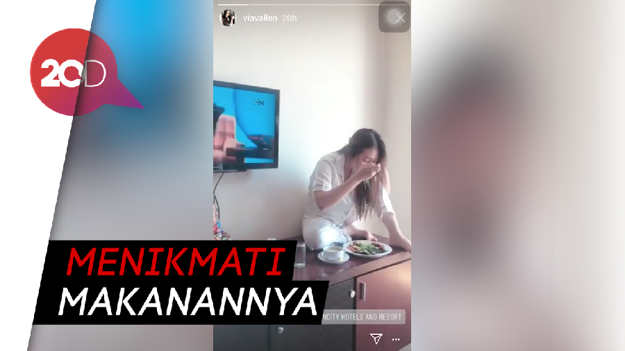 Asyiknya Gaya Makan Via Vallen Duduk di Atas Meja