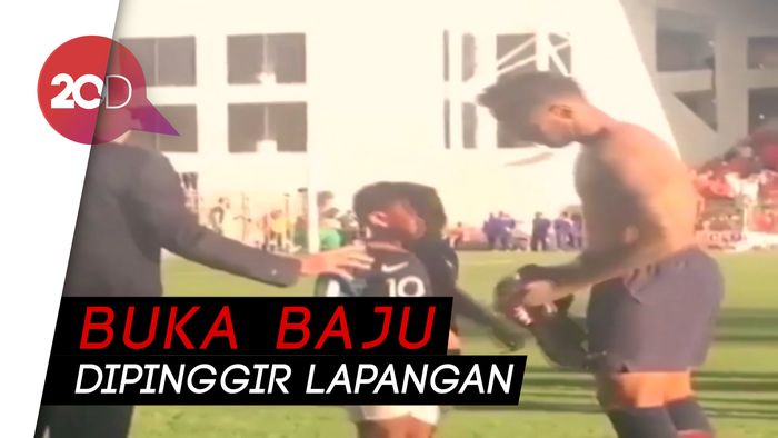 Fans Menangis Kejer, Neymar Serahkan Jerseynya