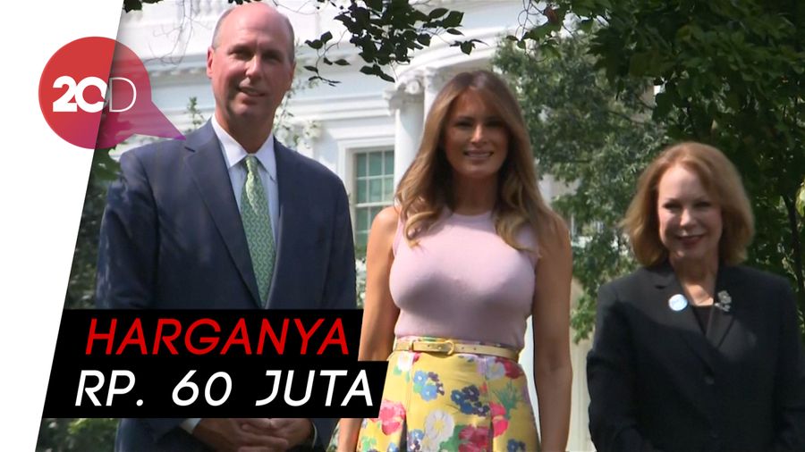 Pakai Gaun Mewah, Begini Gaya Melania Trump Saat Tanam Pohon