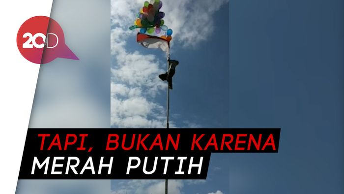 Tak Kalah dari Joni, Kades di Blitar Gesit Panjat Tiang Bendera