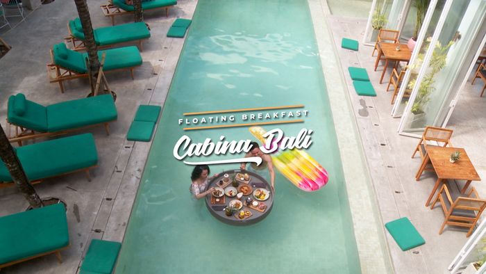 Menyantap Sarapan di Kolam Renang