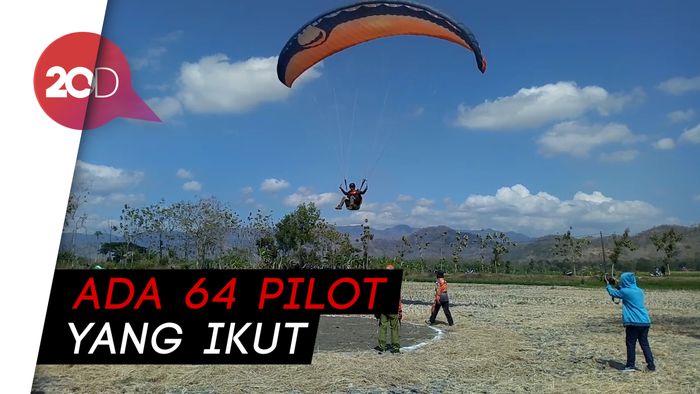Melihat Aksi Pilot Paralayang Terbang di Langit Bumi Reog