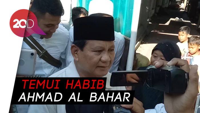 Prabowo Disambut Emak-emak dan Santri di Banyuwangi