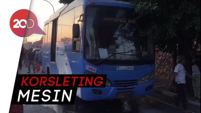 Bus Feeder TransJakarta Terbakar di Cipinang, Lalin Macet