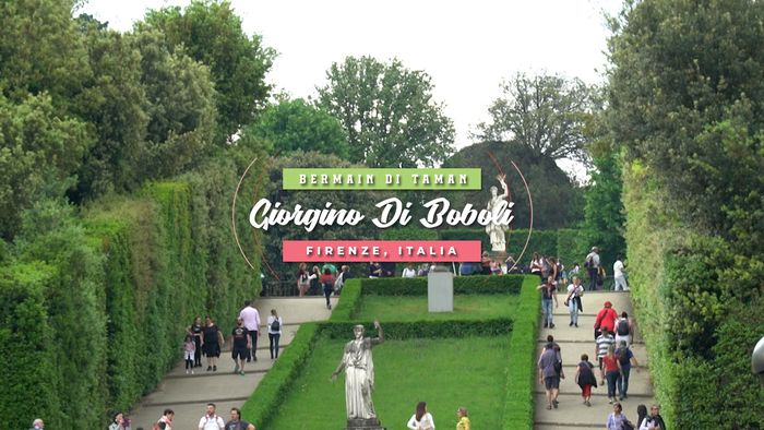 Bermain di Taman Labirin Raksasa di Firenze Italia
