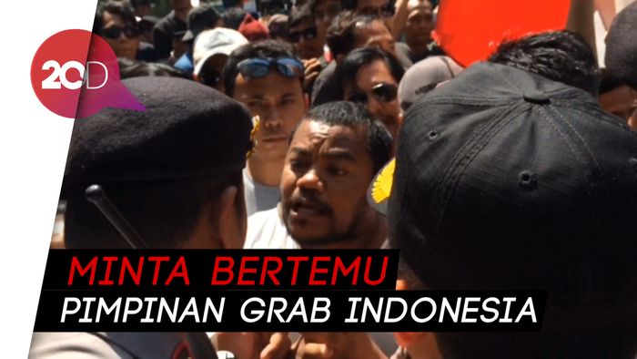 Memanas! Massa Driver Taksi Online Adu Mulut dengan Polisi