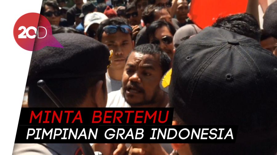 Memanas! Massa Driver Taksi Online Adu Mulut dengan Polisi