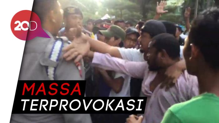Ricuh, Massa Driver Taksi Online Bentrok dengan Polisi!