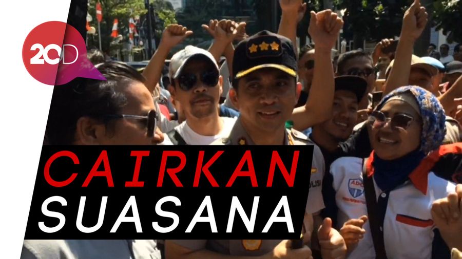 Sempat Memanas, Massa Driver Taksi Online Joget Bareng Polisi