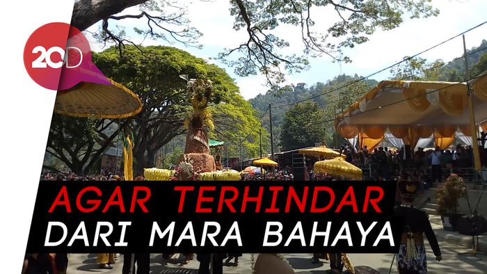 Meriahnya Tradisi Larung Sesaji di Ponorogo