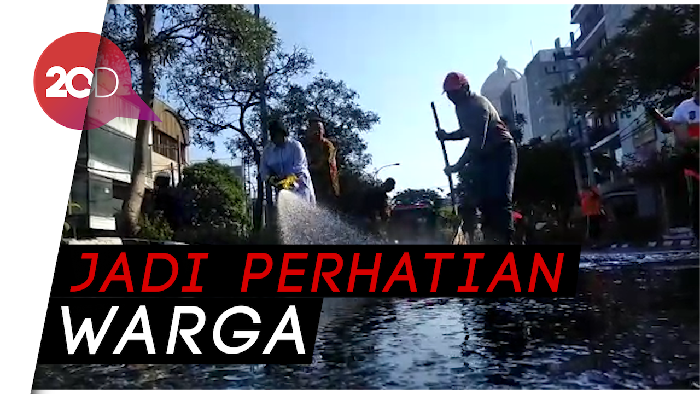 Saat Risma Ikut Bersih-bersih Jalan Pakai Semprotan Air