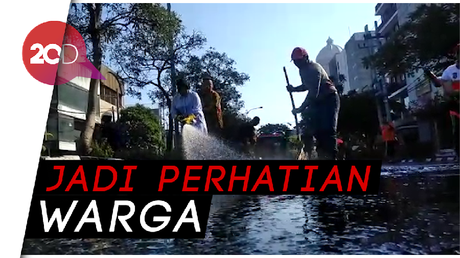 Saat Risma Ikut Bersih-bersih Jalan Pakai Semprotan Air