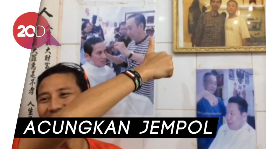 Tingkah Sandi Bergaya Di Dekat Foto Jokowi
