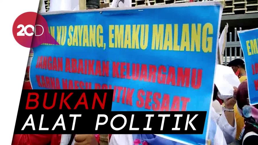 Demo di Bawaslu Emak-emak Sindir Prabowo-Sandi