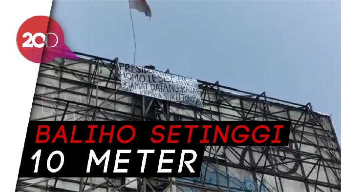  Bikin Heboh, Pria Panjat Baliho di Flyover Pasar Rebo