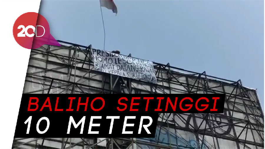  Bikin Heboh, Pria Panjat Baliho di Flyover Pasar Rebo