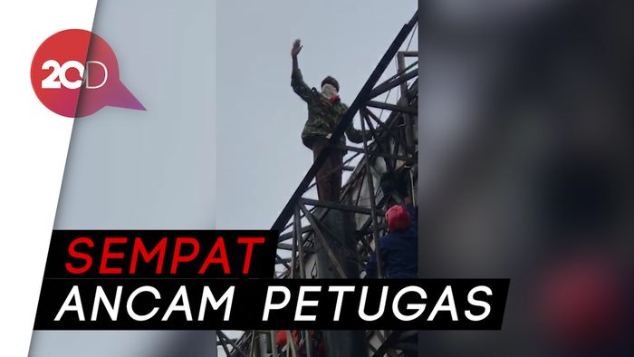 34 Jam Lebih Nangkring di Baliho Pasar Rebo, Agustinus Dievakuasi