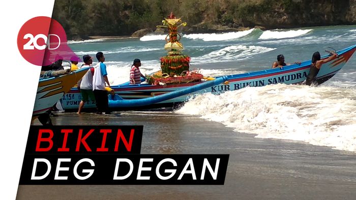 Ngeri! Perahu Larung Sesaji Dihantam Ombak