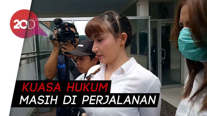 Sidang Ditunda Lagi, Roro Fitria Kecewa Banget